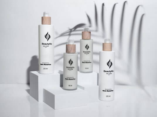 BeautyMe: vier personalisierte Pflegeprodukte mit Namen auf dem Etikett